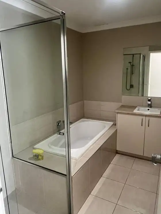 Bathroom & Tub — Deep Clean